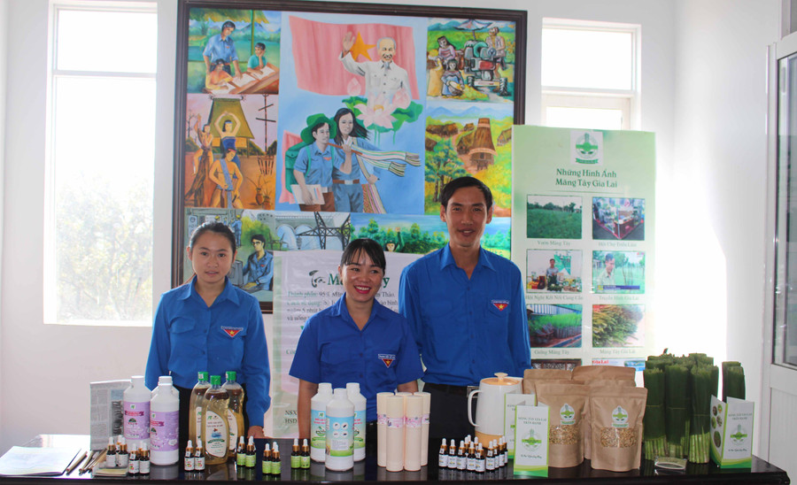 Các tác giả giới thiệu sản phẩm tại cuộc thi. Ảnh: Phan Lài