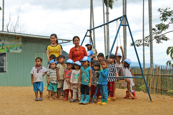  Cô giáo Riáh Uối và cô Trà Thị Thu cùng các học sinh của mình