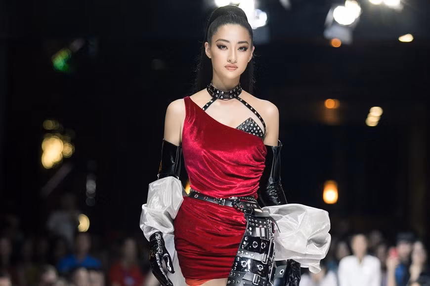 Nàng hậu biến hóa đầy ngạc nhiên với mái tóc cột cao, phong cách trang điểm tone nâu tây, khoác lên mình thiết kế đặc biệt kết hợp giữa sức mạnh của một chiến binh và vẻ đẹp của những cô gái đang tuổi xuân thì tràn đầy sức sống.