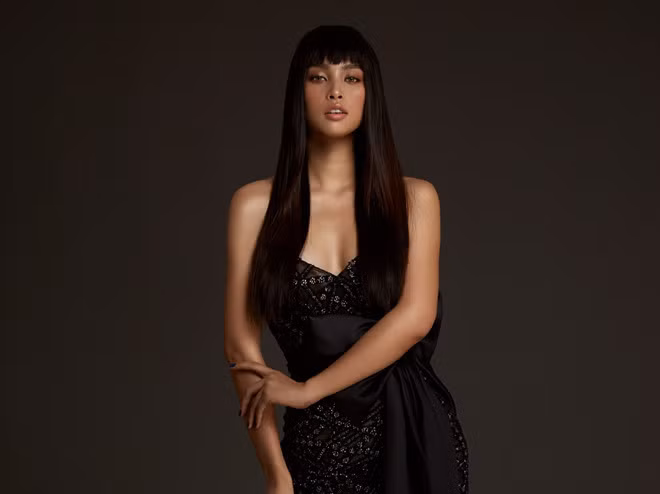 Gần đây, loạt ảnh với diện mạo mới lạ của Hoa hậu Trần Tiểu Vy gây chú ý trên mạng. Nhiều người để lại bình luận khen ngợi nhan sắc và thần thái trưởng thành nàng hoa hậu thể hiện trong các tấm hình. Tài khoản Minh Phượng cho hay: 