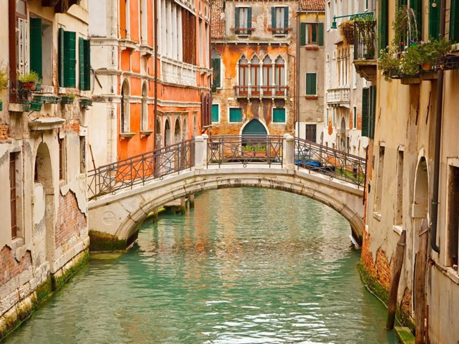 Các con kênh tại Venice không đủ sạch để có thể tắm hoặc bơi lội.