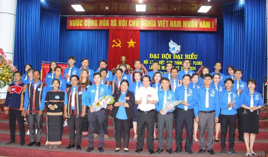 Ủy ban Hội LHTN Việt Nam TP. Pleiku khóa VII ra mắt. Ảnh: Phan Lài