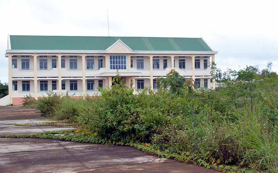  Khu ký túc xá của trường mới xây nhưng phải bỏ hoang. Ảnh: N.T
