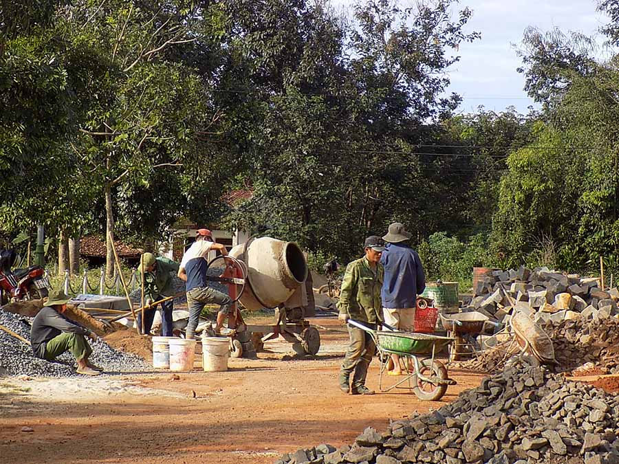  Xây dựng hạ tầng giao thông nông thôn. Ảnh: T.N