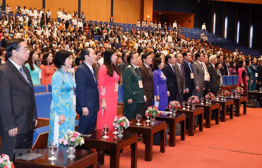 Các đại biểu thực hiện nghi thức chào cờ tại phiên họp trù bị. (Ảnh: TTXVN)