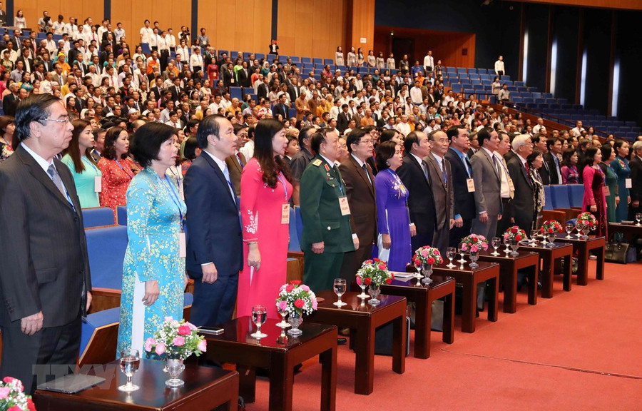 Các đại biểu thực hiện nghi thức chào cờ tại phiên họp trù bị. (Ảnh: TTXVN) Các đại biểu thực hiện nghi thức chào cờ tại phiên họp trù bị. (Ảnh: TTXVN)