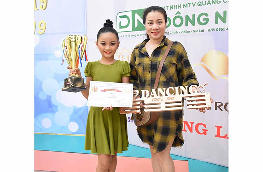  Em Hồ Diệp Uyên chụp ảnh cùng huấn luyện viên Dương Thị Phương Trâm. Ảnh: H.P