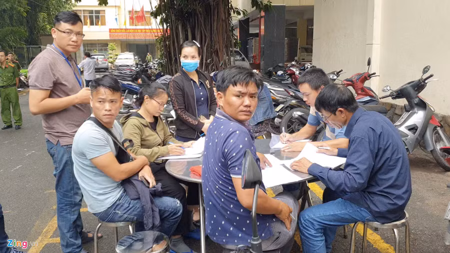  Trong ngày 20/9, đã có hơn 500 người từ TP.HCM và các tỉnh thành khác đến PC03 viết đơn trình báo công an. Ảnh: An Huy/zing