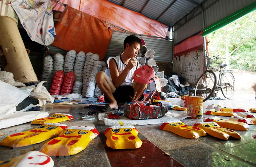 Mặt nạ được những nghệ nhân tỉ mẩn vẽ mô phỏng lại các nhân vật dân gian.