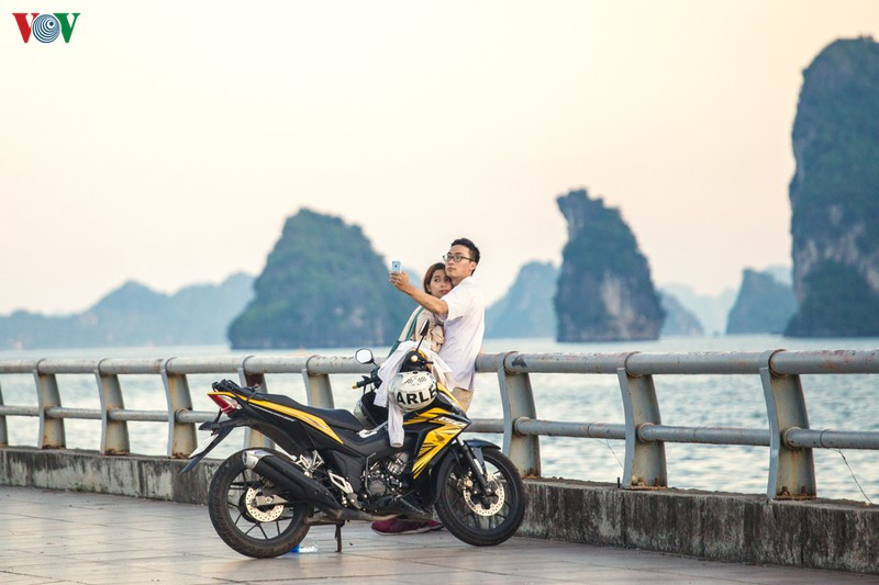 Con đường bao biển Hạ Long dường như đẹp hơn trong ánh nắng rực vàng những ngày mùa thu. Từ đây có thể ngắm bình minh lên với sương sớm la đà, hoàng hôn buông xuống mặt biển rực rỡ sau lưng các đảo đá.