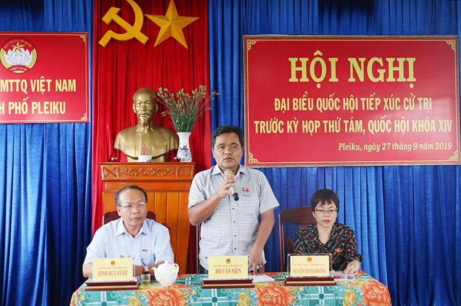  Trưởng đoàn đại biểu Quốc hội tỉnh Hồ Văn Niên giải đáp kiến nghị của cử tri xã Trà Đa (TP. Pleiku). Ảnh: Q.T