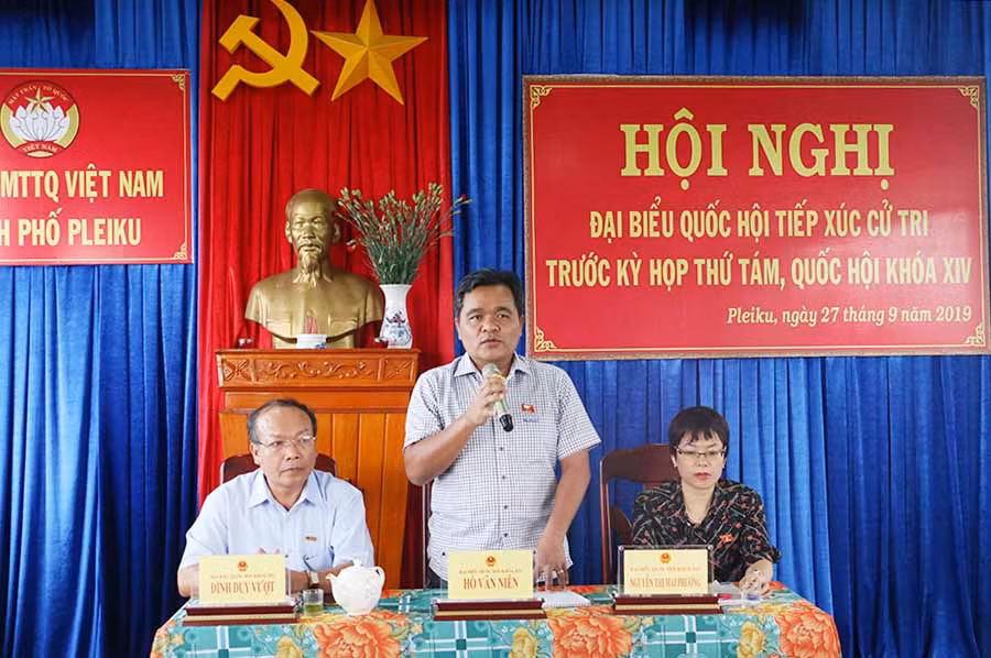  Trưởng đoàn đại biểu Quốc hội tỉnh Hồ Văn Niên giải đáp kiến nghị của cử tri xã Trà Đa (TP. Pleiku). Ảnh: Q.T