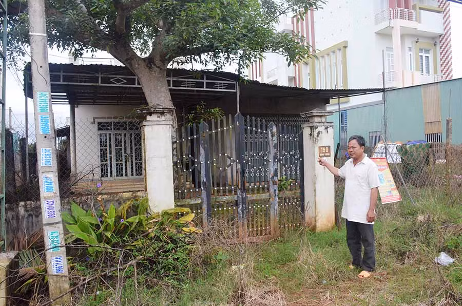  Nhà và đất của ông Minh đã được cấp giấy chứng nhận quyền sử dụng đất nhưng bị người khác chiếm dụng. Ảnh: V.H