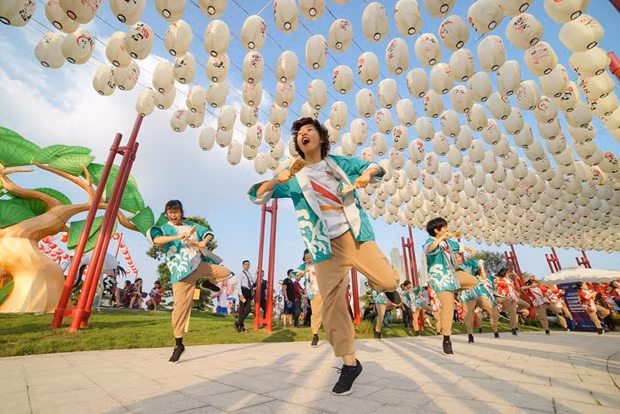 Dãy đèn lồng Chouchin thực sự gây bất ngờ. (Ảnh: CTV)