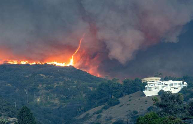 "Bão" lửa ở Malibu, California (Mỹ). Đây là một trong những trận cháy rừng khủng khiếp tháng 11/2018.