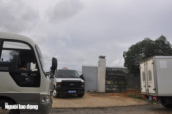 Lực lượng chức năng đột kích khám xét khu nhà xưởng của Công ty Xuất nhập khẩu Đồng An (Kon Tum) - Ảnh: Hoàng Thanh Lực lượng chức năng đột kích khám xét khu nhà xưởng của Công ty Xuất nhập khẩu Đồng An (Kon Tum) - Ảnh: Hoàng Thanh