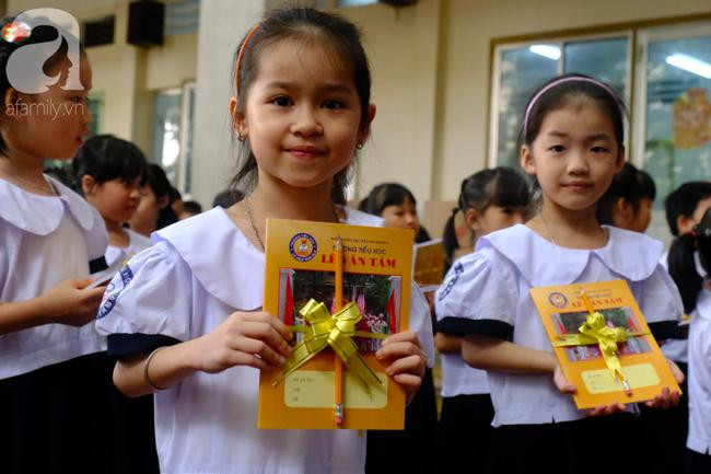 Trong ngày khai giảng, các bé được các thầy cô tặng món quà là quyển sách về lịch sử của ngôi trường mình đang học.