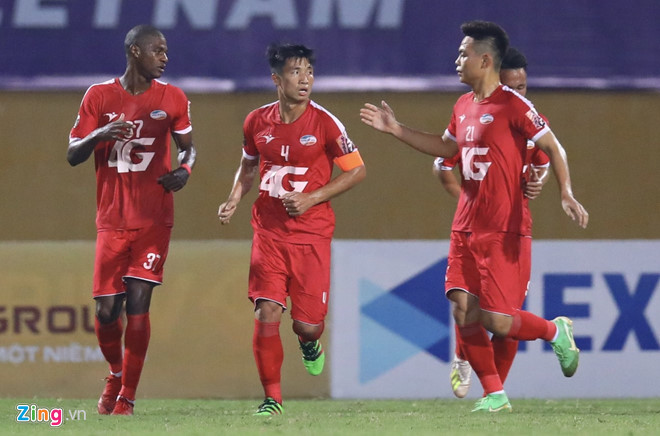  CLB Viettel dẫn CLB Hà Nội 2-0 chỉ sau 45 phút đầu tiên. Ảnh: Minh Chiến.