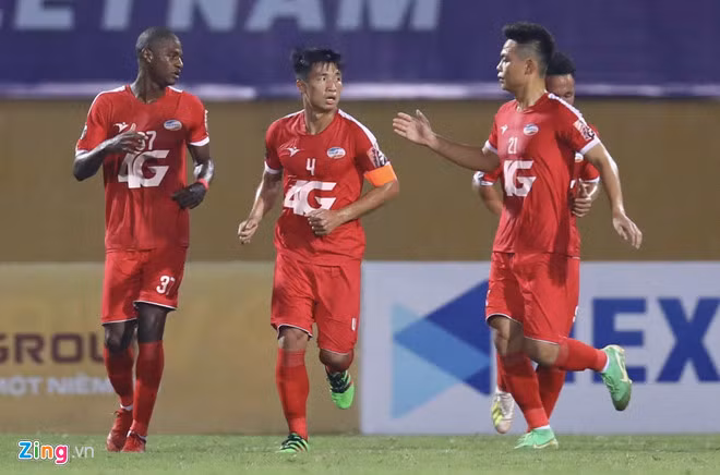  CLB Viettel dẫn CLB Hà Nội 2-0 chỉ sau 45 phút đầu tiên. Ảnh: Minh Chiến.