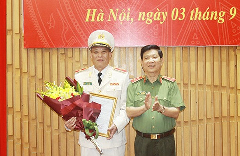 Thứ trưởng Nguyễn Văn Sơn trao quyết định và chúc mừng Thiếu tướng Nguyễn Khắc Thủy, tân Cục trưởng Cục Y tế. Thứ trưởng Nguyễn Văn Sơn trao quyết định và chúc mừng Thiếu tướng Nguyễn Khắc Thủy, tân Cục trưởng Cục Y tế.
