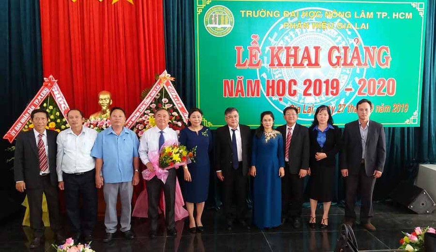 Lãnh đạo tỉnh chụp ảnh lưu niệm cùng ban giám hiệu nhà trường. Ảnh: Hải Uyên