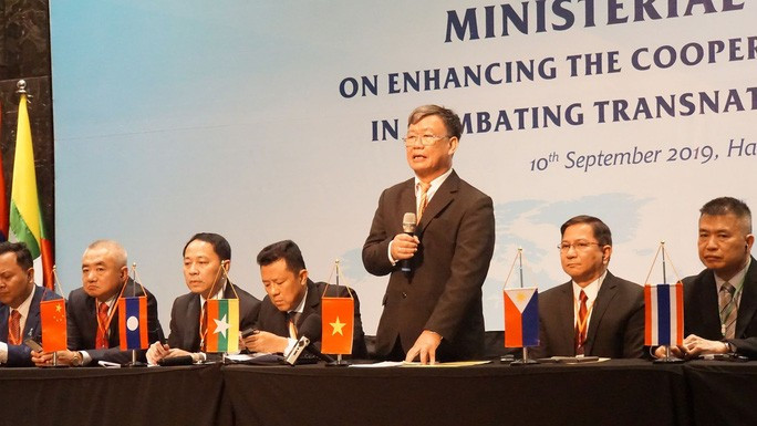 Đại tá Vũ Văn Hậu xác nhận việc lực lượng chức năng phát hiện, bắt giữ vụ sản xuất ma túy cực lớn, bắt giữ 10 đối tượng, trong đó có 8 đối tượng mang quốc tịch Trung Quốc Đại tá Vũ Văn Hậu xác nhận việc lực lượng chức năng phát hiện, bắt giữ vụ sản xuất ma túy cực lớn, bắt giữ 10 đối tượng, trong đó có 8 đối tượng mang quốc tịch Trung Quốc