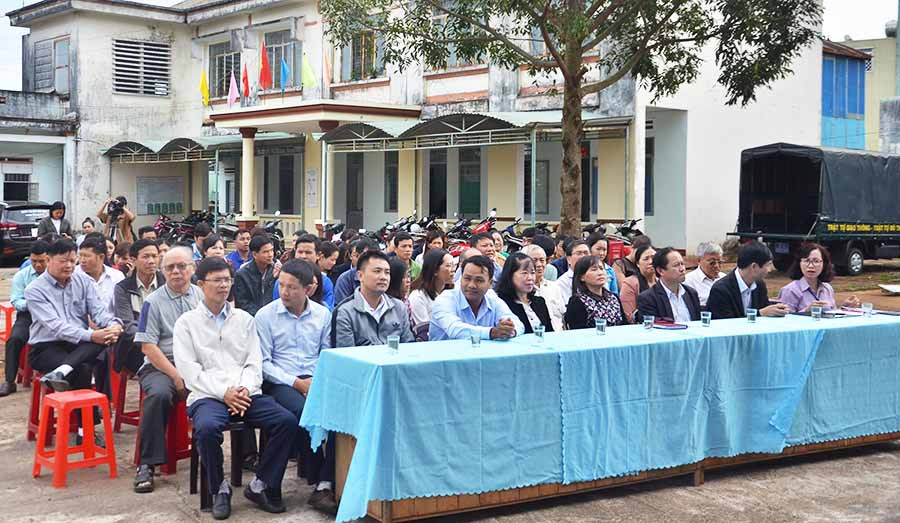  Đông đảo người dân, chủ của các cơ sở sản xuất kinh doanh cũng tham gia lễ phát động. Ảnh: P.V