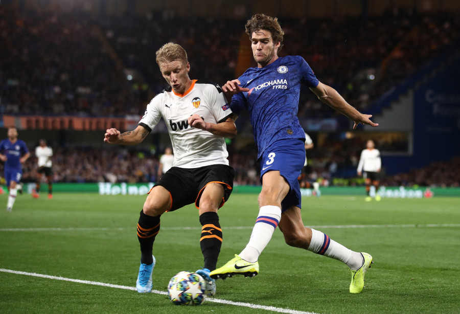  Chelsea (áo xanh) bất ngờ thua Valencia.