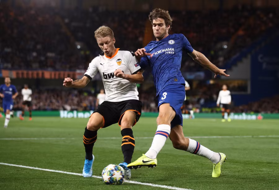  Chelsea (áo xanh) bất ngờ thua Valencia.