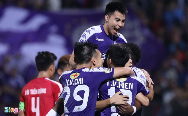 CLB Hà Nội ghi 5 bàn trong hiệp 2 để khẳng định đẳng cấp của đội ĐKVĐ V.League. Ảnh: Minh Chiến.