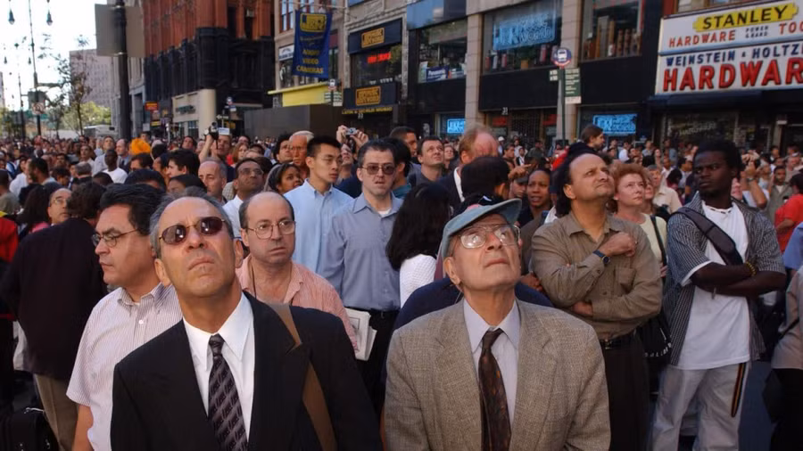 Người dân nhìn lên khi Trung tâm Thương mại Thế giới bốc cháy vào ngày 11/9/2001. (Ảnh: Spencer Platt / Getty Images)