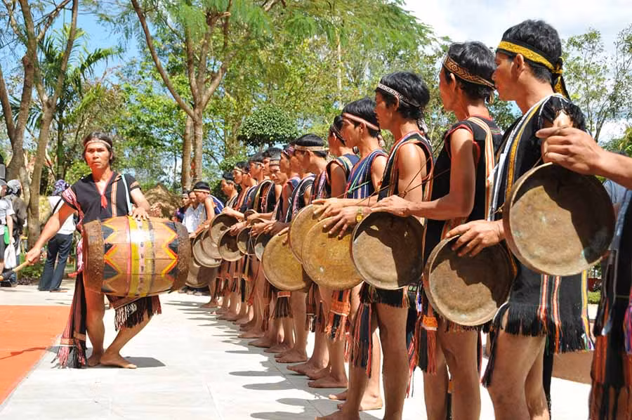  Nghệ nhân biểu diễn cồng chiêng. Ảnh: HÙNG HOA LƯ