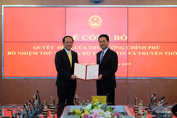 Bộ trưởng Bộ TT&TT Nguyễn Mạnh Hùng trao quyết định bổ nhiệm Thứ trưởng Bộ TT&TT cho ông Phạm Anh Tuấn. Ảnh: Trọng Đạt
