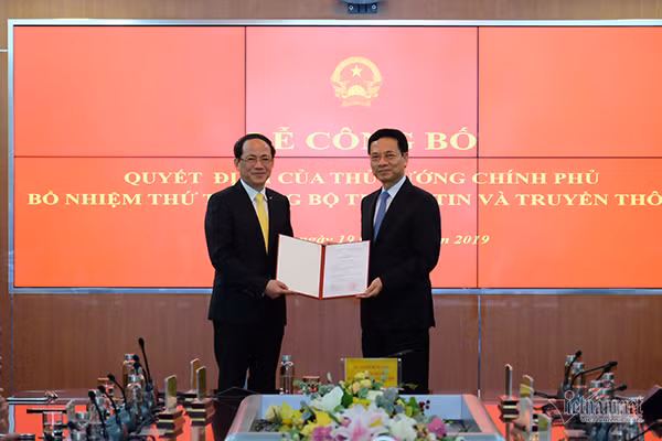 Bộ trưởng Bộ TT&TT Nguyễn Mạnh Hùng trao quyết định bổ nhiệm Thứ trưởng Bộ TT&TT cho ông Phạm Anh Tuấn. Ảnh: Trọng Đạt