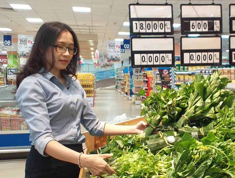 Rau gói bằng lá chuối tại Siêu thị Co.op Mart Pleiku nhận được phản hồi tích cực của người tiêu dùng. Ảnh: H.T