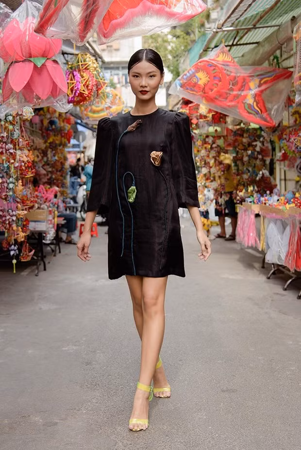 Đầu tháng 9, Hà Linh Thư cũng mang các thiết kế này đến Malaysia quảng bá trong sự kiện “Best Asean Designers 2019”