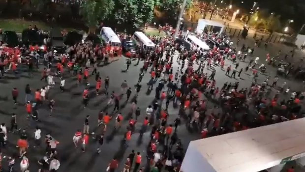 Cảnh hỗn loạn sau bên ngoài sân sau trận đấu.