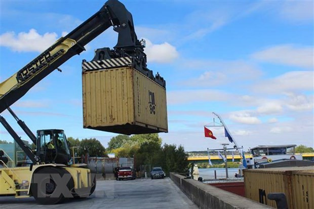 Bốc xếp container hàng đầu tiên của tuyến vận tải thủy mới. (Ảnh: Linh Hương/TTXVN) Bốc xếp container hàng đầu tiên của tuyến vận tải thủy mới. (Ảnh: Linh Hương/TTXVN)