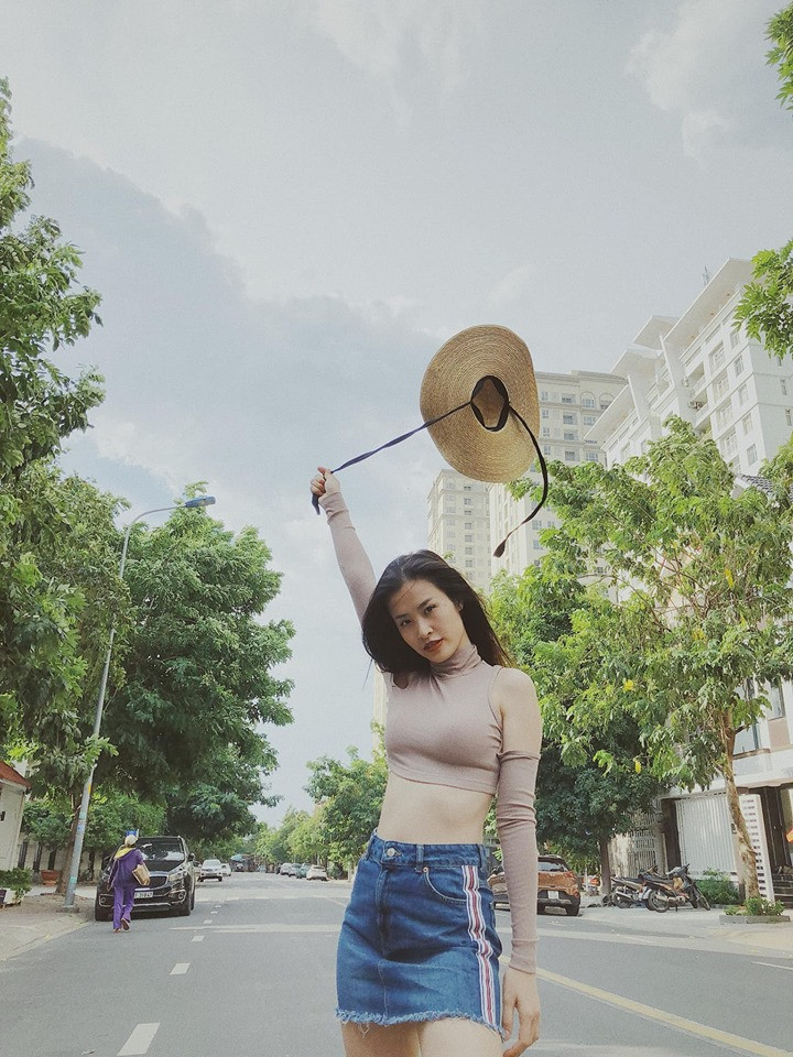  Không chỉ trong những bộ ảnh chỉn chu, phong cách thời trang đời thường của Đông Nhi cũng nhận được nhiều lời khen. Chỉ đơn giản là áo crop top màu nude và chân váy jeans năng động, nữ ca sĩ vẫn khiến fan thích thú.