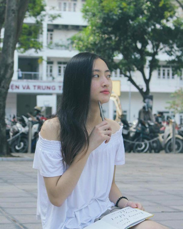 Ở tuổi 19, Lương Thùy Linh khiến nhiều người phải ghen tỵ khi sở hữu gương mặt xinh đẹp tự nhiên 'không góc chết' và làn da trắng mịn không tì vết