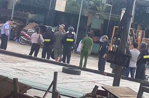 Một số người liên quan bị công an tạm giữ. Ảnh: T.N. Một số người liên quan bị công an tạm giữ. Ảnh: T.N.