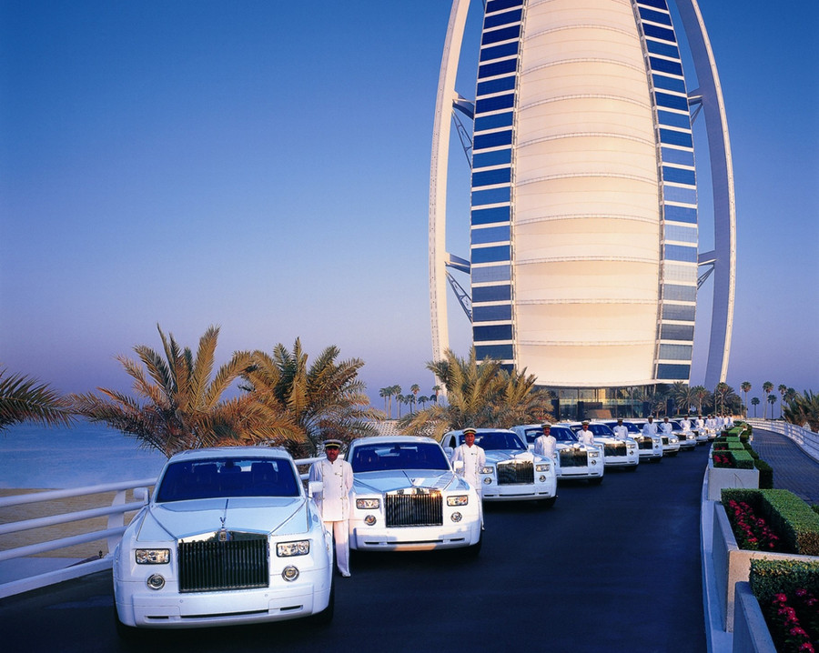  Lựa chọn nghỉ dưỡng ở khách sạn Burj al-Arab, khi vừa xuống sân bay Dubai, nếu không đặt trực thăng để hạ cánh trên tầng thượng cao 212 m so với mực nước biển, bạn sẽ được chiếc Rolls Royce trắng đắt tiền đưa tới điểm dừng chân. Khách sạn là nơi sở hữu đội xe Rolls Royce lớn nhất thế giới. Ảnh:Archilovers.