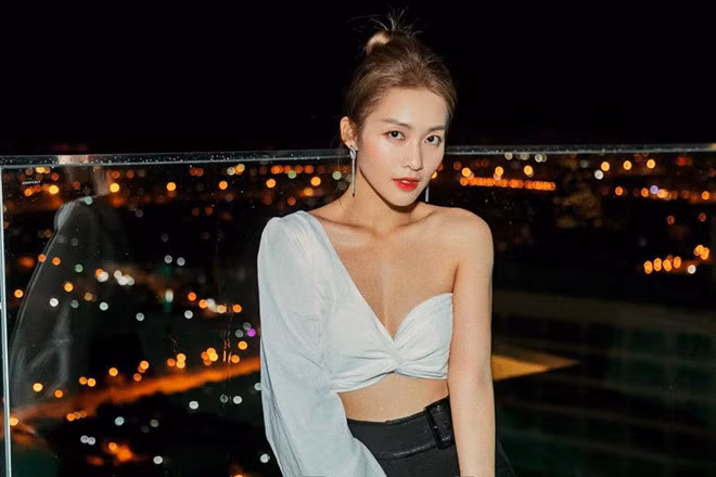 Không giống cách ăn mặc giản dị như trước, Khả Ngân đột phá với style gợi cảm hơn. Cô nàng phối áo khuyết một nửa cùng quần cạp cao ống loe để khoe thân hình thon gọn, đồng thời 