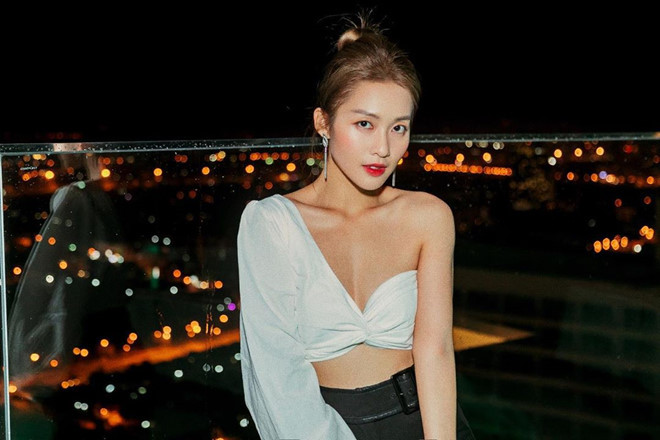Không giống cách ăn mặc giản dị như trước, Khả Ngân đột phá với style gợi cảm hơn. Cô nàng phối áo khuyết một nửa cùng quần cạp cao ống loe để khoe thân hình thon gọn, đồng thời 