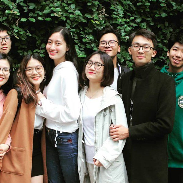  Vẫn nổi bần bật khi chụp hình chung với bạn bè cùng lớp dù chỉ dùng ít son môi