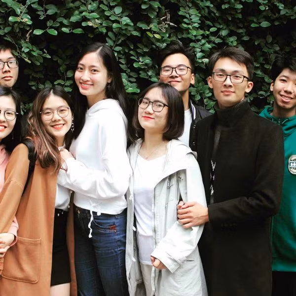  Vẫn nổi bần bật khi chụp hình chung với bạn bè cùng lớp dù chỉ dùng ít son môi