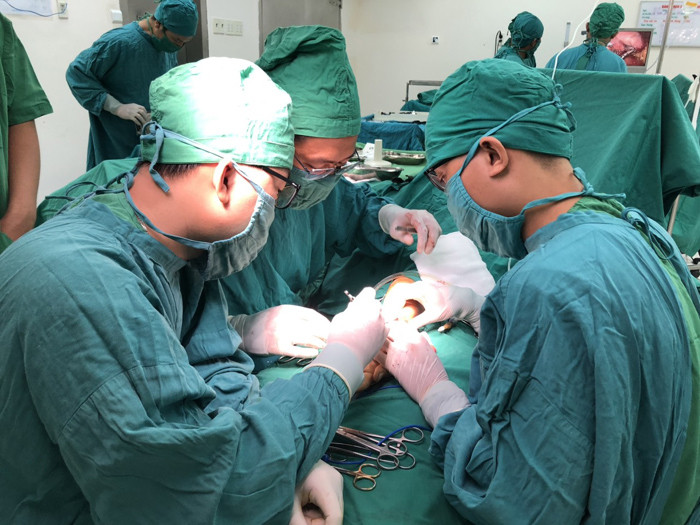 Bác sĩ tiến hành phẫu thuật nối lại bàn tay