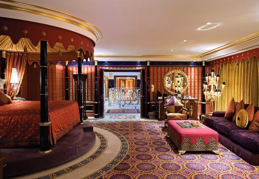 Đối với chỗ nghỉ lớn (diện tích từ hơn 170 m2), bạn phải mất một thời gian để quản gia hướng dẫn và giải thích cách vận hành căn phòng. Nếu chọn phòng cao cấp (diện tích hơn 780 m2), bạn sẽ được thư giãn trên chiếc giường xoay tròn có gương bao quanh. Các giường cỡ lớn được phủ bởi tấm ga Ai Cập và bạn có thể lựa chọn 17 loại gối khác nhau. Ảnh:Rainbow. Đối với chỗ nghỉ lớn (diện tích từ hơn 170 m2), bạn phải mất một thời gian để quản gia hướng dẫn và giải thích cách vận hành căn phòng. Nếu chọn phòng cao cấp (diện tích hơn 780 m2), bạn sẽ được thư giãn trên chiếc giường xoay tròn có gương bao quanh. Các giường cỡ lớn được phủ bởi tấm ga Ai Cập và bạn có thể lựa chọn 17 loại gối khác nhau. Ảnh:Rainbow.