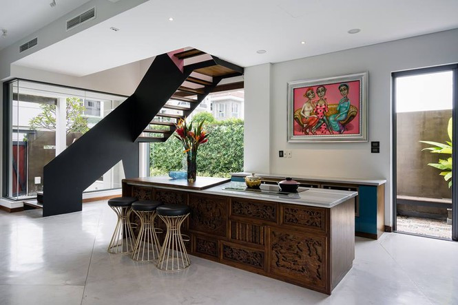 Phòng ăn thoáng sạch với tường kính bao bọc xung quanh giúp lấy sáng cho khu vực này.