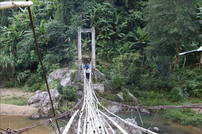 Người dân qua cầu treo nguy hiểm. Người dân qua cầu treo nguy hiểm.